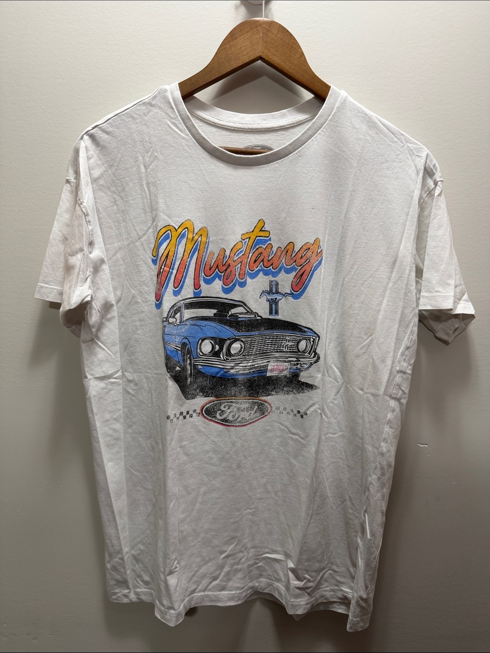 Ford Mustang Graphic Tee in White with Blue and Yellow Accents Size Small 26x21